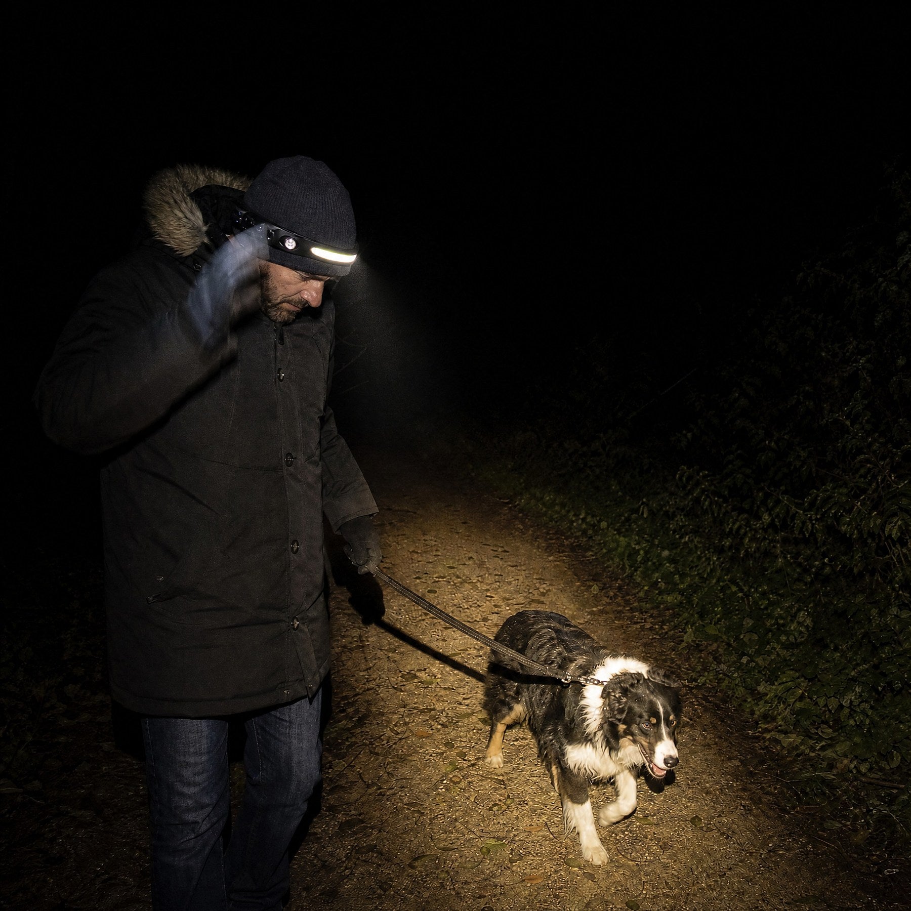 Un geste de la main devant la lampe et le chemin s'allume